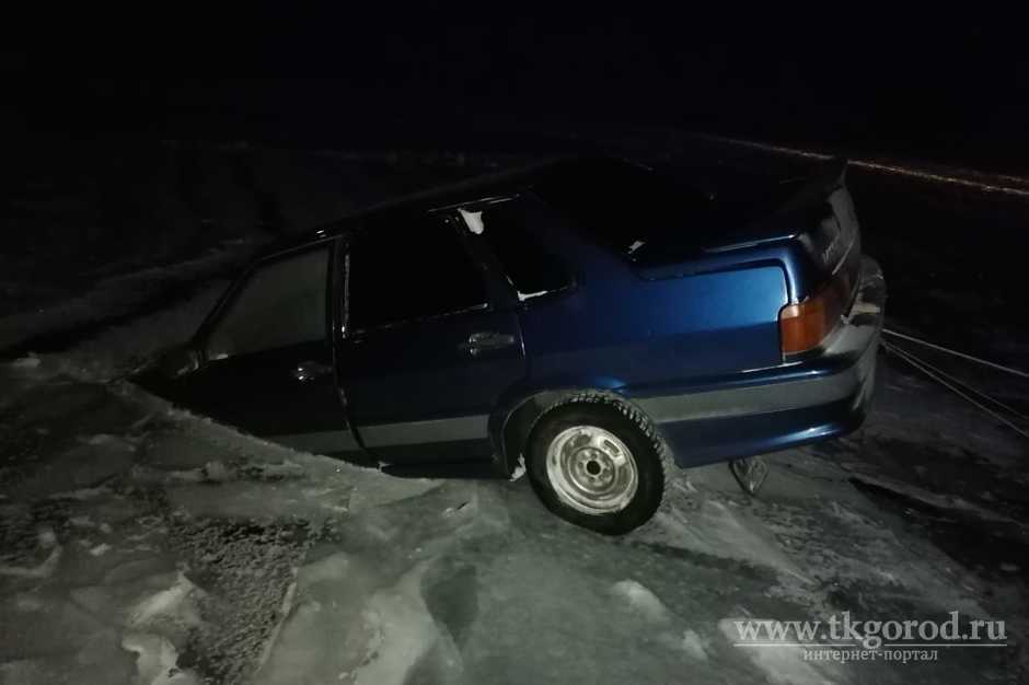 Автомобиль «Лада» с тремя пассажирами провалился в трещину на Байкале