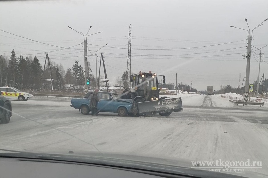 Трактор и «Жигули» столкнулись на пересечении трассы «Вилюй» и улицы Курчатова в Братске
