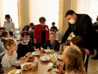 Руслан Болотов поручил заботиться о калорийности меню в иркутских школах