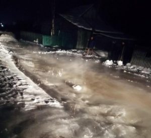 Придомовую территорию затопило в Култуке из-за разлива наледных вод на реке Тиганчихе