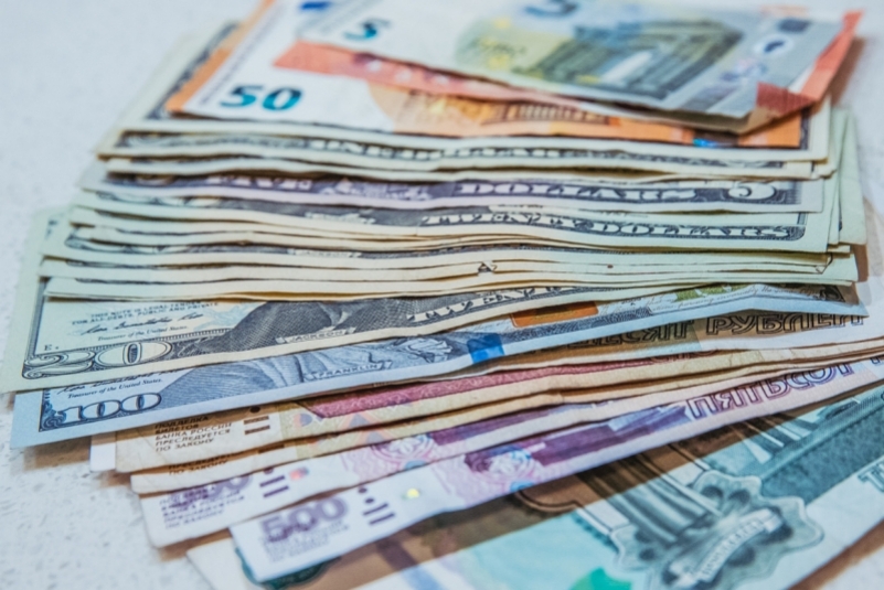 Экономист назвал пять валют, которые лучше не покупать в 2021 году