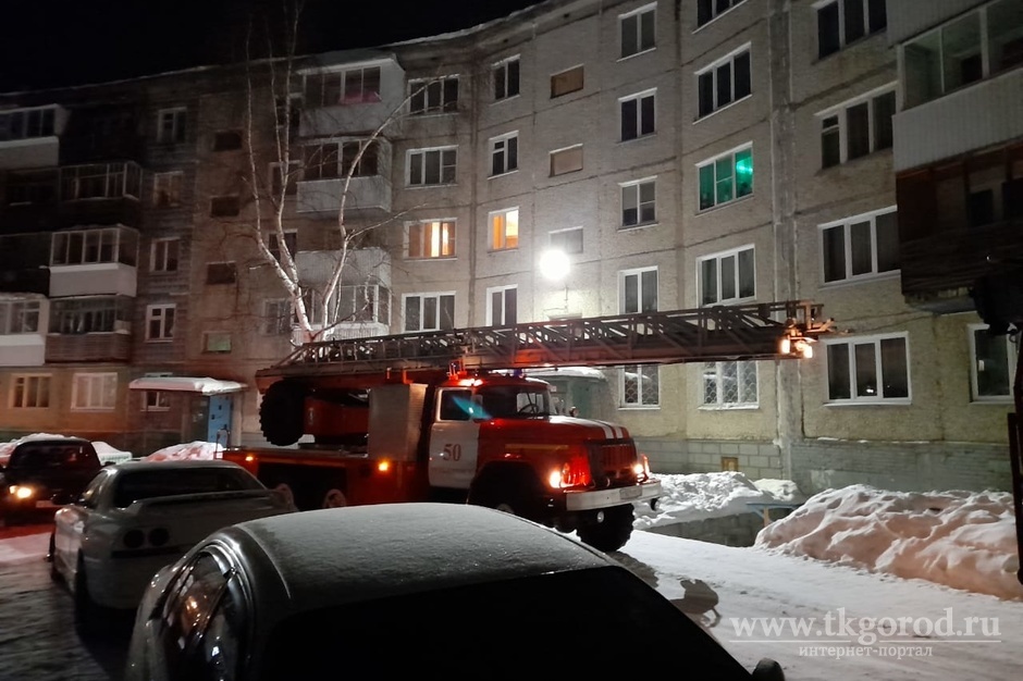 Пожарные спасли мать и её дочь из горящего пятиэтажного дома в Усть-Илимске