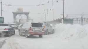 Водители Иркутска сообщают о пробках и нулевой видимости из-за снегопада 10 февраля