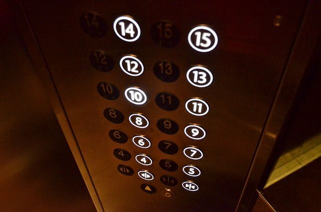 8 -летняя девочка 7 часов просидела в заблокированном лифте