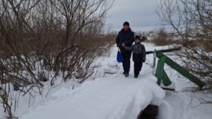 Дети из пяти садоводств вблизи поселка Маркова ходят в школу по опасной дороге