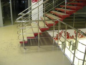 В одном из торговых центров Братска полуторагодовалая девочка упала с лестницы