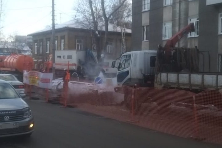 Повреждение на тепловых сетях на улице Култукской устранили в Иркутске