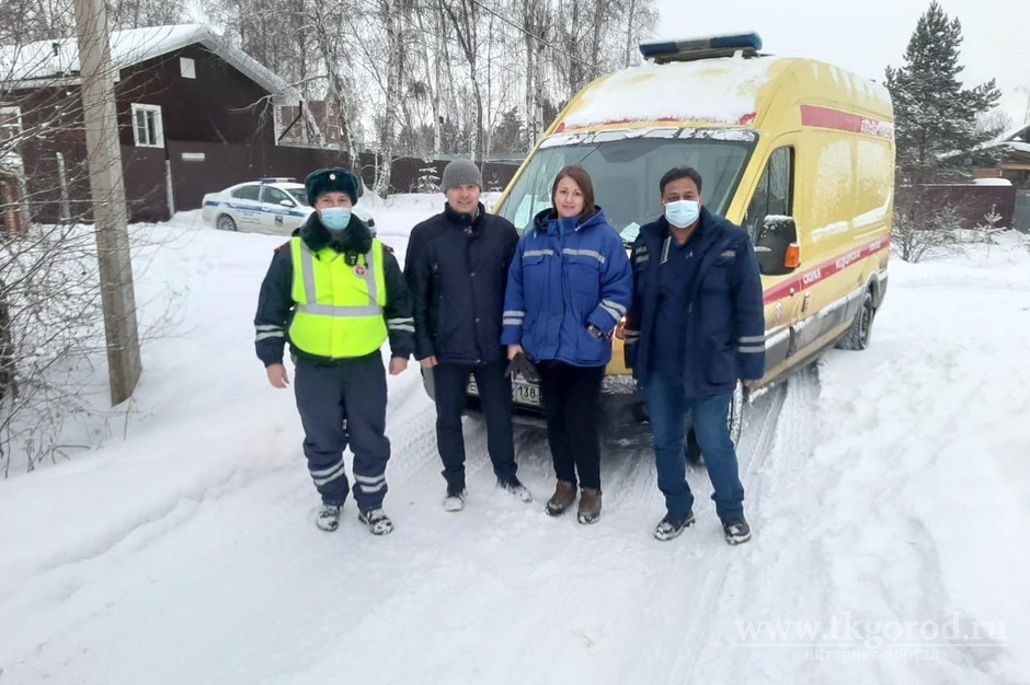 В Иркутском районе дорожные полицейские и водитель Lexus помогли застрявшей машине скорой помощи