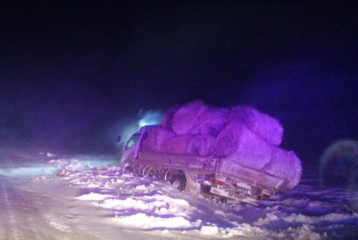 В Осинском районе сотрудники ГИБДД спасли замерзающего водителя грузовика