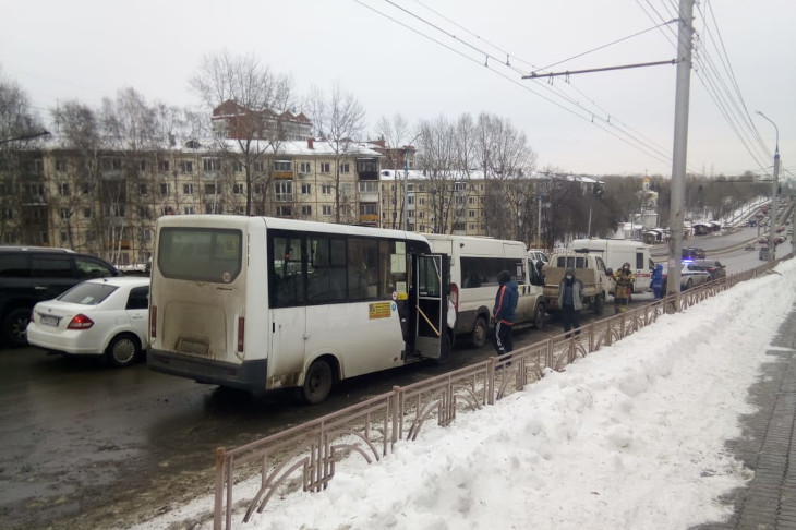 Два человека пострадали при столкновении двух маршруток и грузовика в Иркутске
