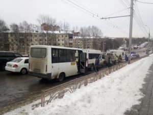 Три автомобиля столкнулись в Иркутске по улице Байкальской, двое человек пострадали