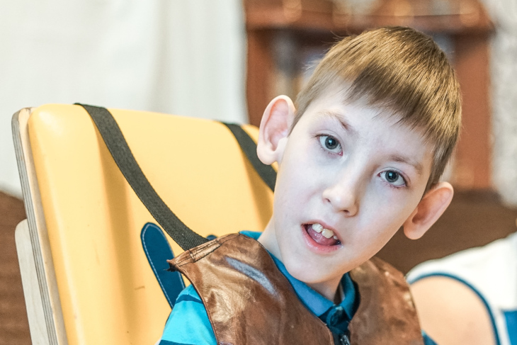 11-летнему Илье Углику со спастическим церебральным параличом требуется помощь