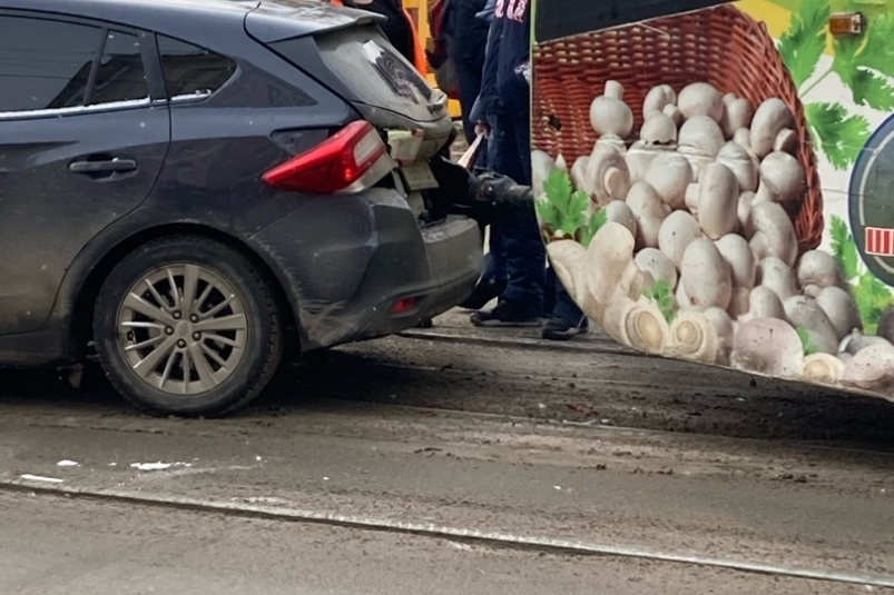 Трамвай "проткнул" иномарку на улице Ленина в Иркутске