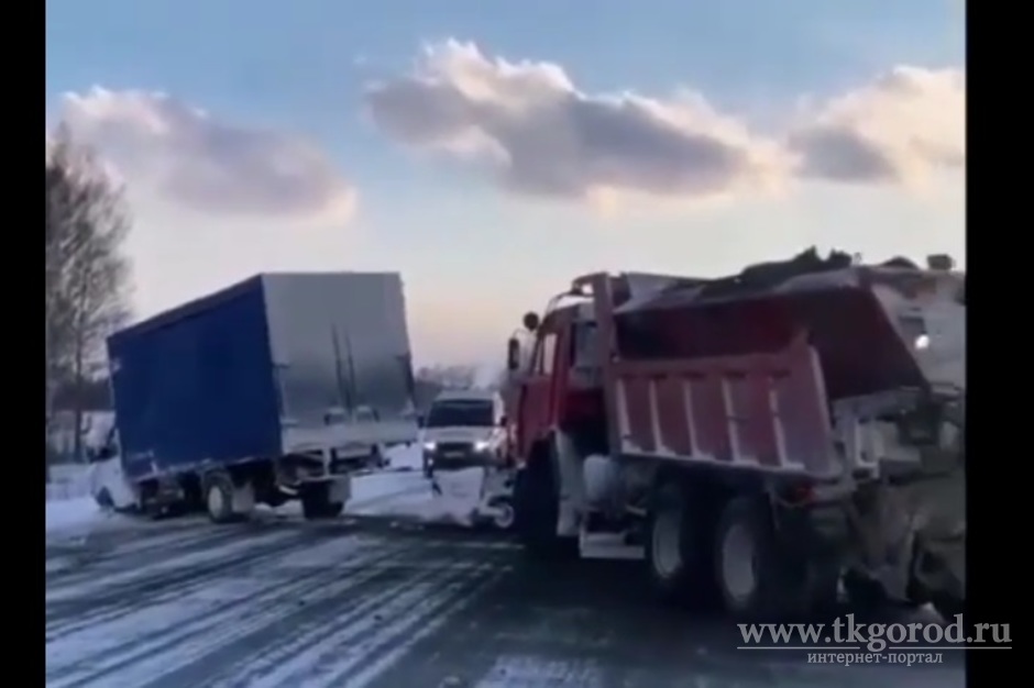 Сотрудники ГИБДД пришли на помощь водителю грузовика, который съехал в кювет