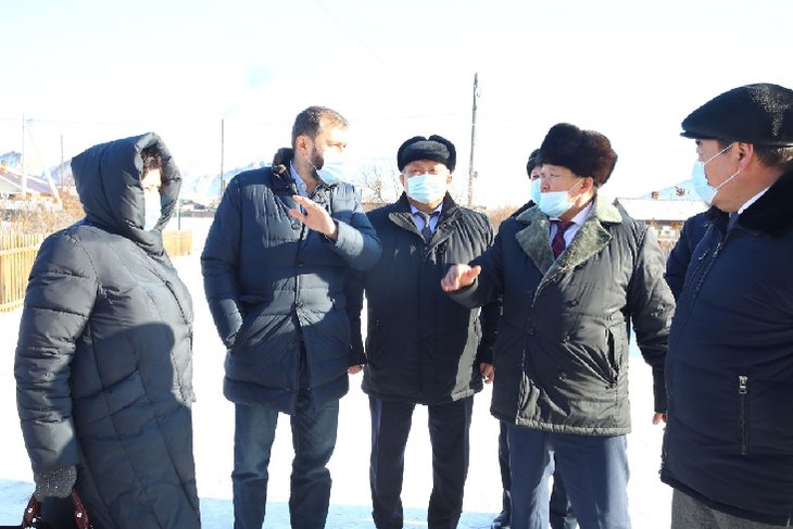 Аварийные здания школы и ДК в Еланцах посетили депутаты Заксобрания