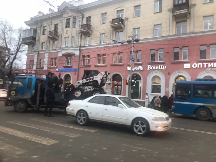 Эвакуатор, груженный Bobcat, пробил заднее стекло Toyota на улице Ленина в Иркутске