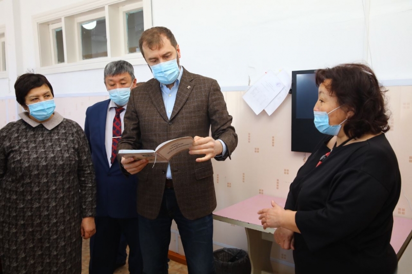 Депутаты ЗС Приангарья проверили обеспеченность горячим питанием школьников в Еланцах