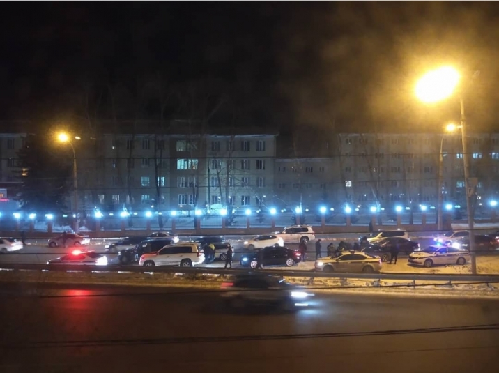 Больше 10 машин ДПС и сотрудники ОМОНа досматривают машины в Иркутске
