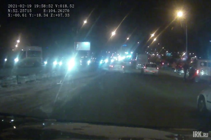 Сплошные проверки автомобилей проходят на Лермонтова в Иркутске вечером 19 февраля