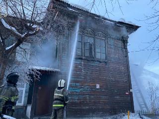 Пожилая женщина погибла на пожаре в деревянном доме на улице Бабушкина в Иркутске