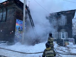 Старинный жилой дом горел на улице Бабушкина в Иркутске