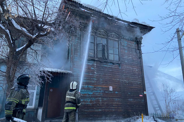 Женщина погибла при пожаре в доме на улице Бабушкина в Иркутске