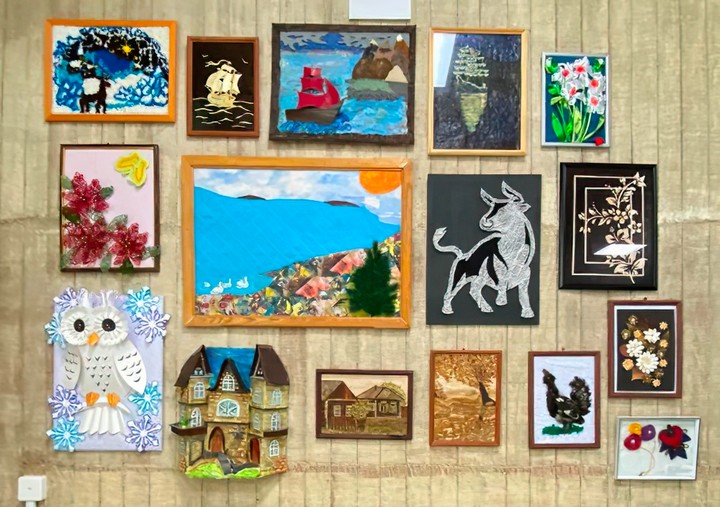 Коллектив Дома детского творчества Бирюсинска создал выставку «Мастер золотые руки»