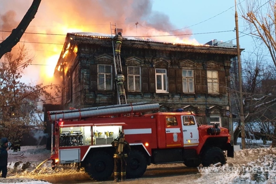 Женщина погибла на пожаре в двухэтажном деревянном доме в Иркутске