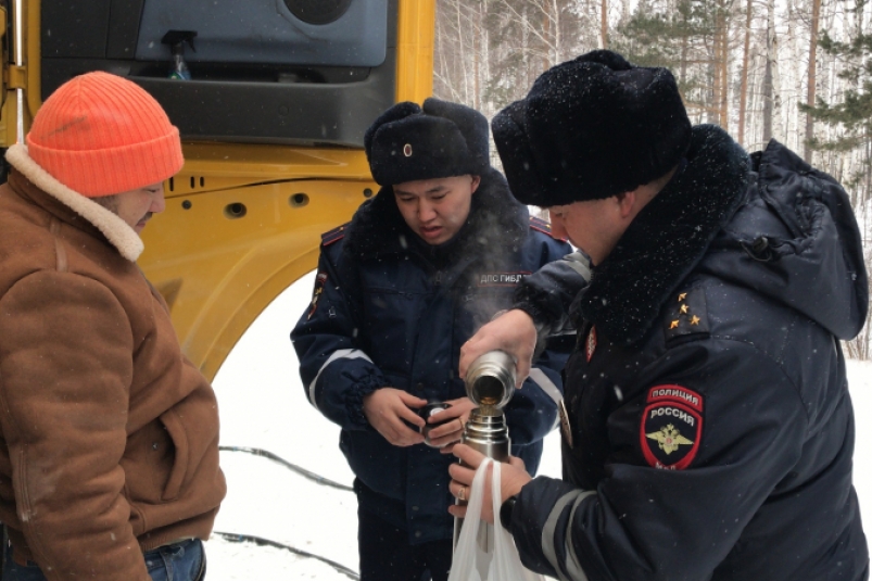 Полицейские помогли водителю из Монголии, грузовик которого сломался на трассе "Сибирь"