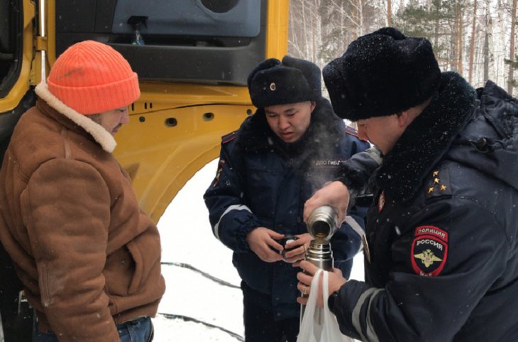В Зиминском районе полицейские помогли дальнобойщику из Монголии отремонтировать фуру