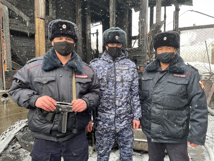 Сотрудники вневедомственной охраны спасли пожилую женщину на пожаре в Иркутске
