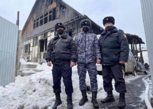 Росгвардейцы спасли 55-летнюю женщину во время пожара в частном доме Иркутска
