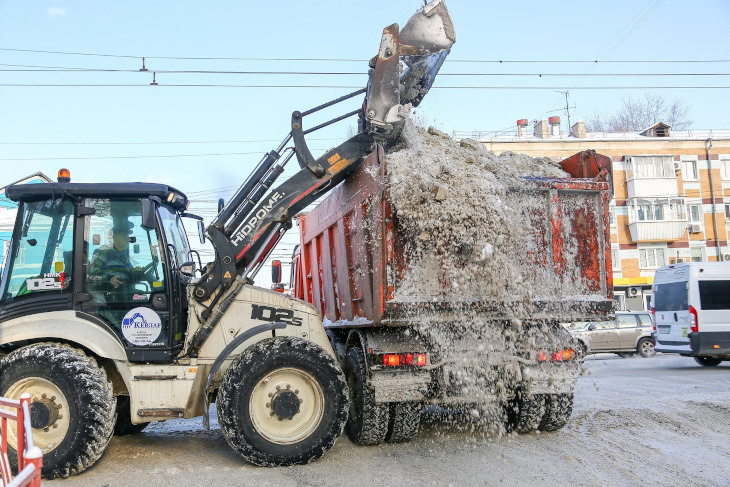 Восемь тысяч тонн снега вывезли с улиц Иркутска за выходные