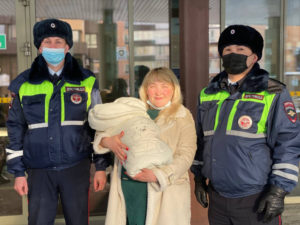 Полицейские помогли роженице добраться до перинатального центра в Иркутске
