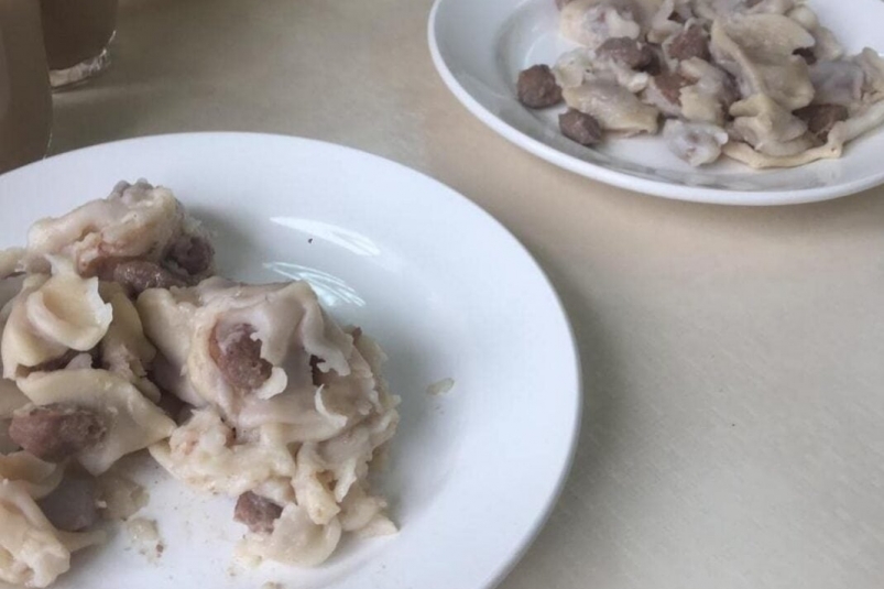 Повару, сварившей иркутским школьникам на обед ком из пельменей, сделали выговор