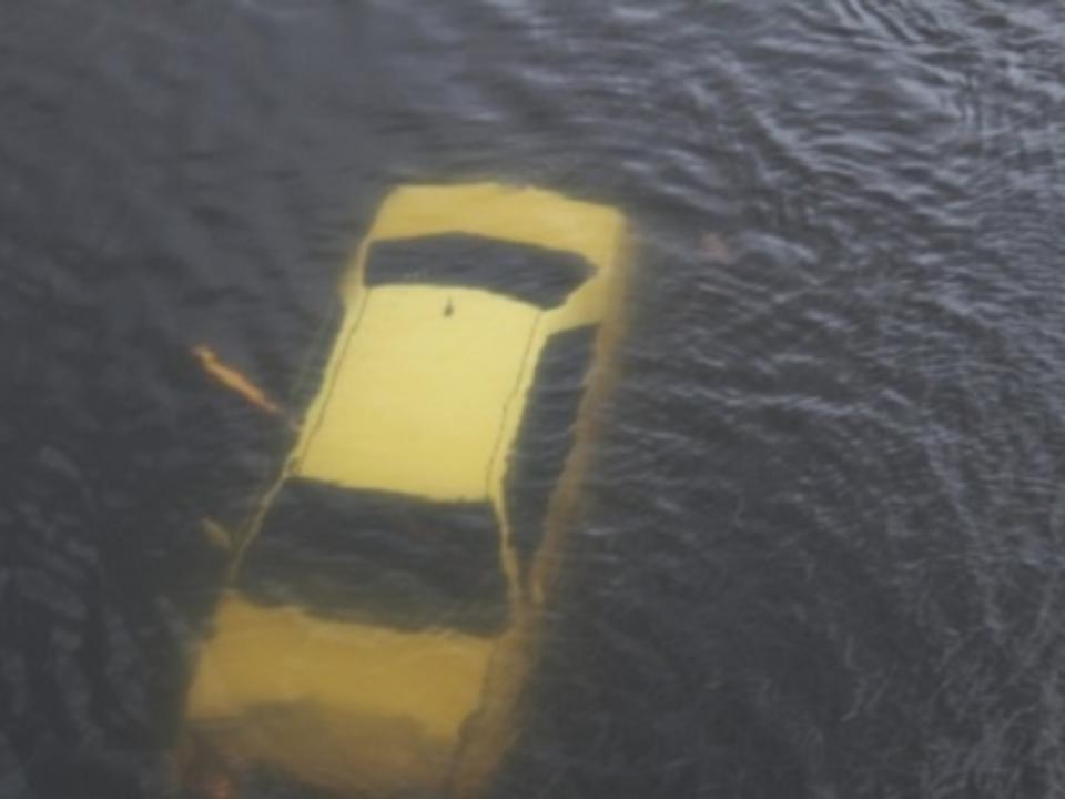 Аккумулятор упал в воду. Машина падает в воду. Машина тонет. Автомобиль тонет в воде. Машина упала в воду.