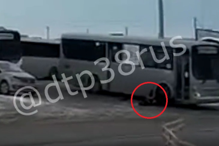 В Иркутске водитель автобуса протащил застрявшего в дверях пассажира по асфальту