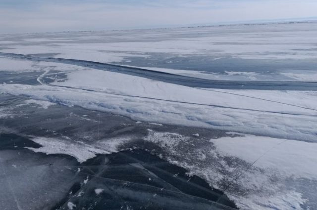 Лед Байкала покрывается трещинами и промоинами