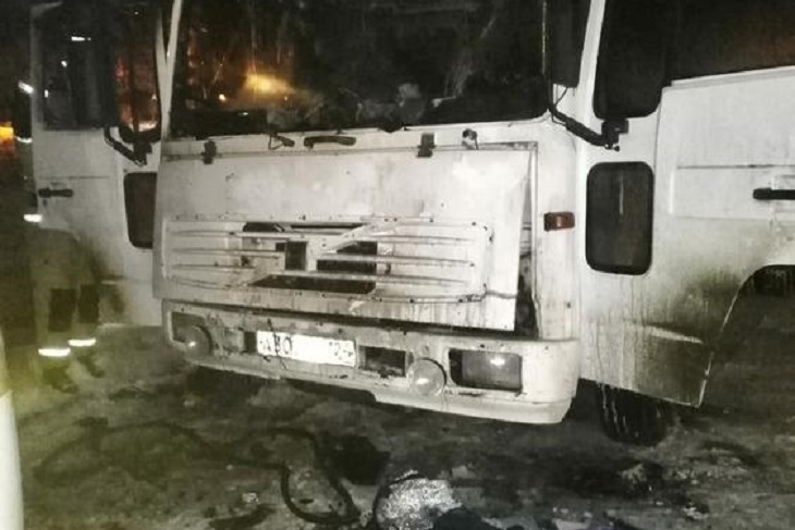 Двое мужчин задохнулись при возгорании в кабине грузовика Volvo ночью на улице Лермонтова