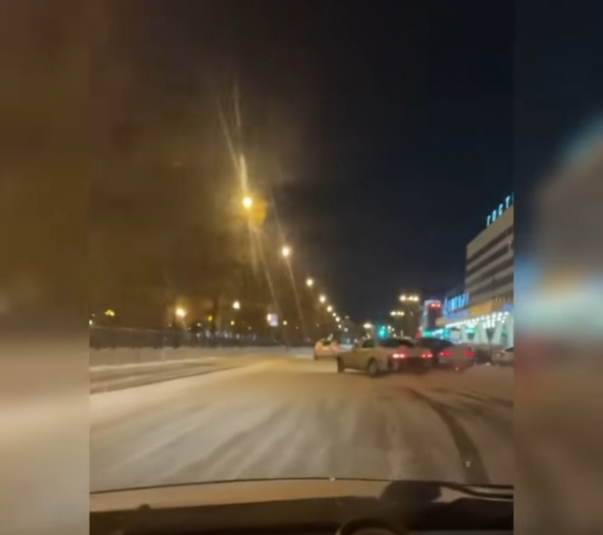 Дрифтеры устроили "ночной форсаж" вокруг сквера Кирова в Иркутске