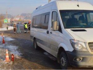 Следователи проверяют информацию о водителе иркутского автобуса, который ехал с пассажиром застрявшим в дверях