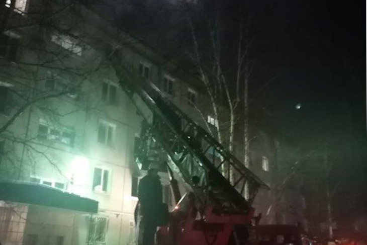 Двое пенсионеров погибли при пожаре в пятиэтажном доме в Ангарске