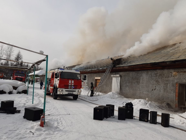 Крыша здания религиозной организации горела на площади 240 кв. метров в Усть-Илимске