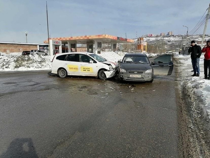 Автомобиль с наклейкам службы такси Maxim врезался в Ford на перекрестке в Иркутске