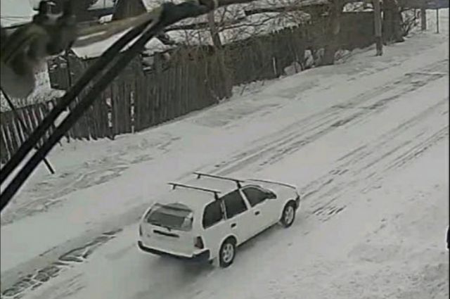 В Усолье-Сибирском разыскивают водителя, наехавшего на школьницу