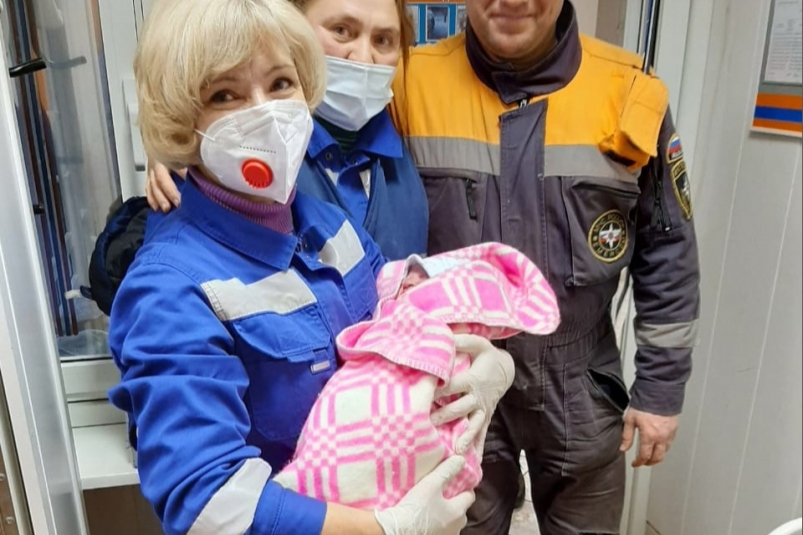 Спасатели приняли роды на базе поискового отряда в поселке Никола Иркутской области