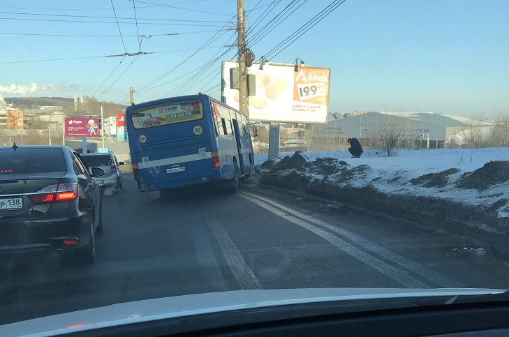 На Южной в Иркутске образовалась пробка из-за ДТП с автобусом