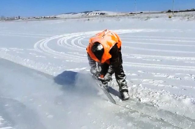 В Иркутской области на реке Куда начали пилить лёд для профилактики паводка