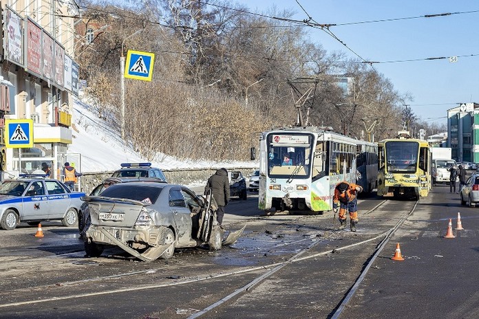Трамвай в Иркутске протаранил девять автомобилей из-за неисправных тормозов