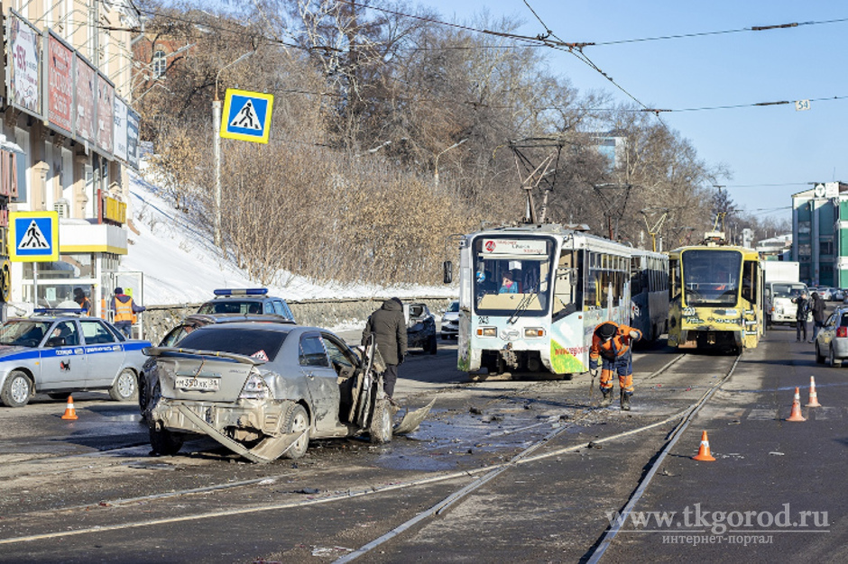 В Иркутске трамвай протаранил девять автомобилей из-за отказавших тормозов